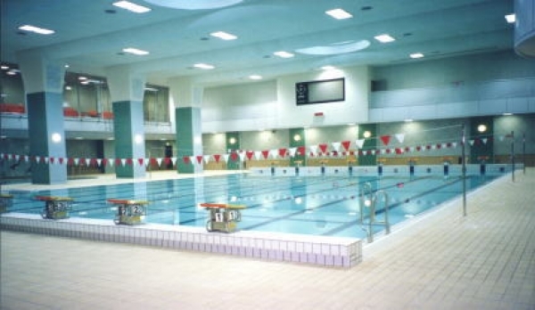 Swimming pool with moving floor